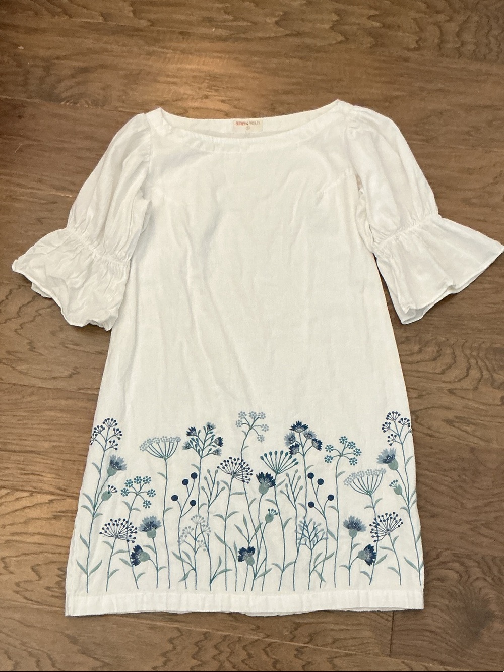 Bombay Paisley White Vintage Inspired Ebroidered Mini Dress wBlue Floral Hem - Picture 2 of 10